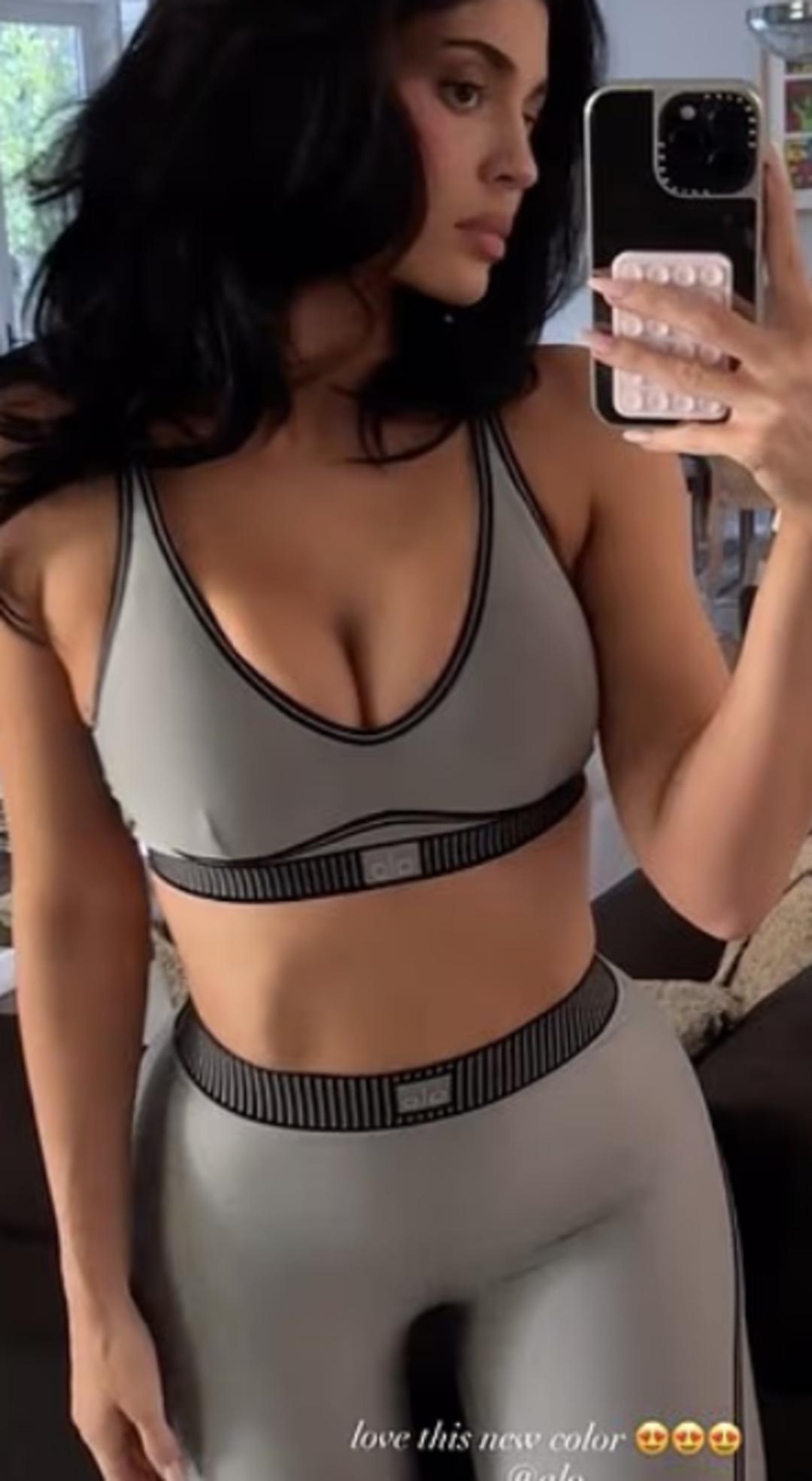 Kylie Jenner hamilelik söylentileri yayılınca spor kombiniyle poz verdi! Fiziğini sergiledi 1